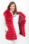 Gilet de Renard Teinté Rouge à Capuche Sans Manche