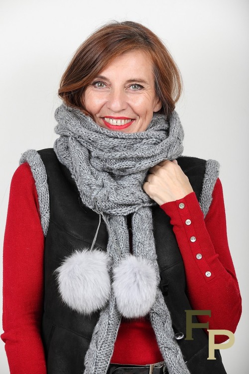 Snood Gris en Pure Laine Vierge et Pompons de Renard