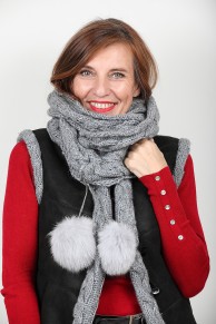 Snood Gris en Pure Laine Vierge et Pompons de Renard